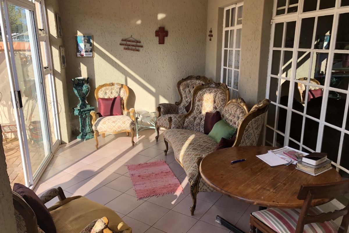 Amazing Lock up and go property - Photo 3