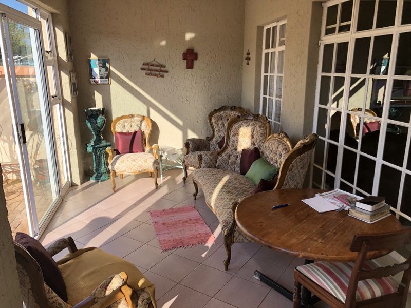 Amazing Lock up and go property - Photo 3