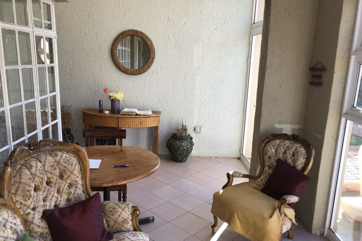 Amazing Lock up and go property - Photo 5