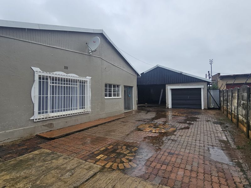 Charming 3-Bedroom Family Home with Versatile Living Spaces - Photo 4