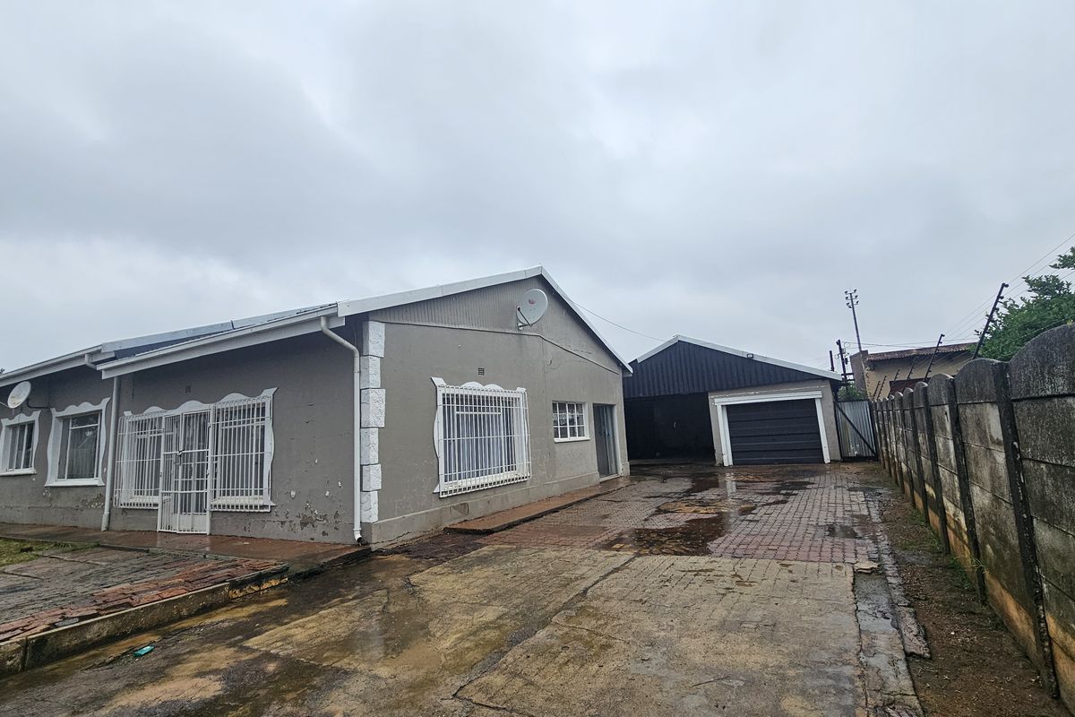 Charming 3-Bedroom Family Home with Versatile Living Spaces - Photo 2