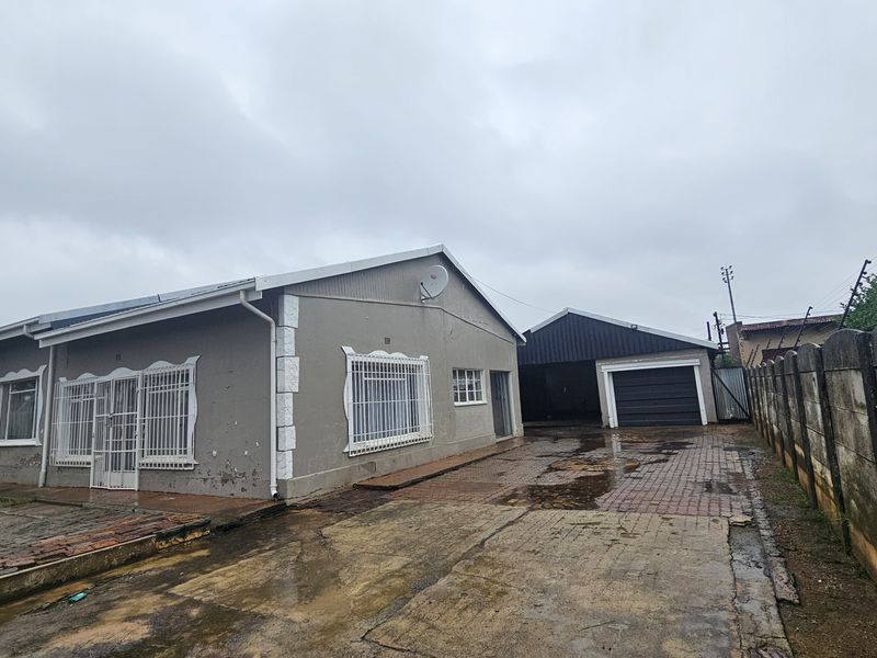 Charming 3-Bedroom Family Home with Versatile Living Spaces - Photo 2