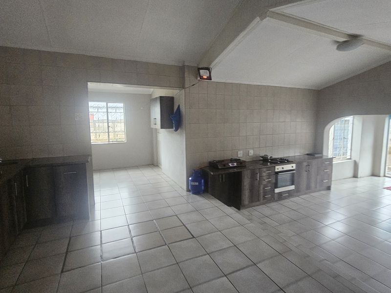 Charming 3-Bedroom Family Home with Versatile Living Spaces - Photo 9