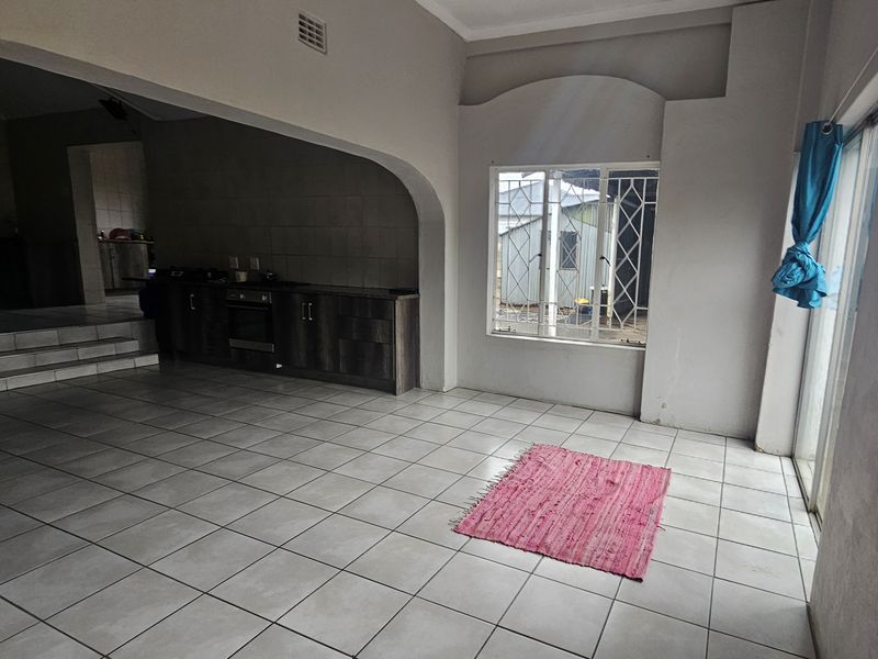 Charming 3-Bedroom Family Home with Versatile Living Spaces - Photo 7