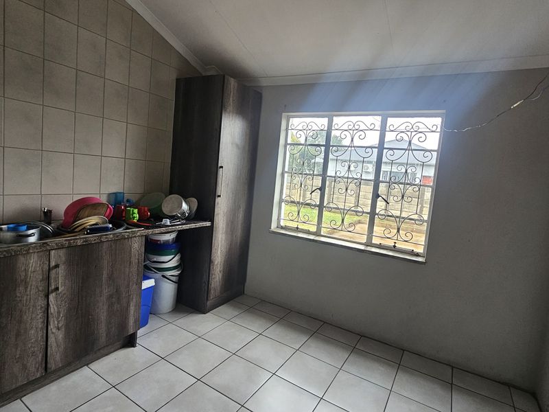 Charming 3-Bedroom Family Home with Versatile Living Spaces - Photo 8