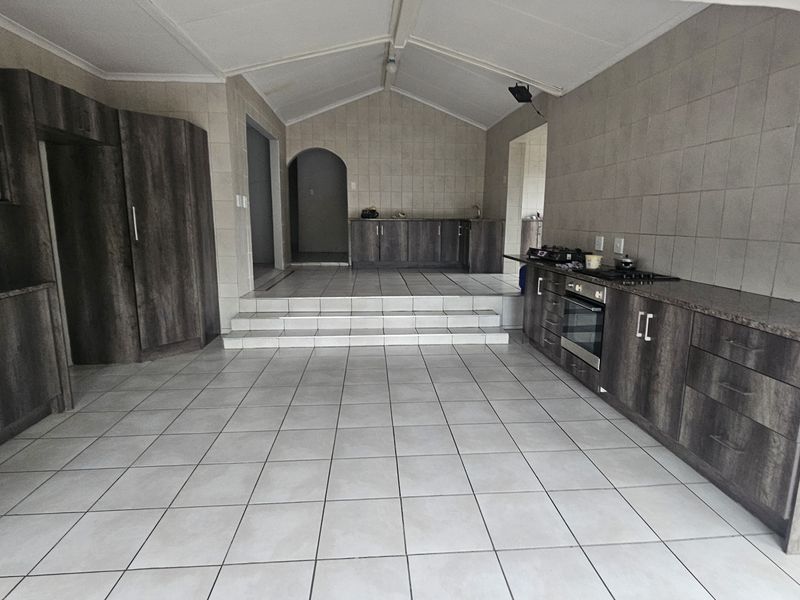 Charming 3-Bedroom Family Home with Versatile Living Spaces - Photo 6