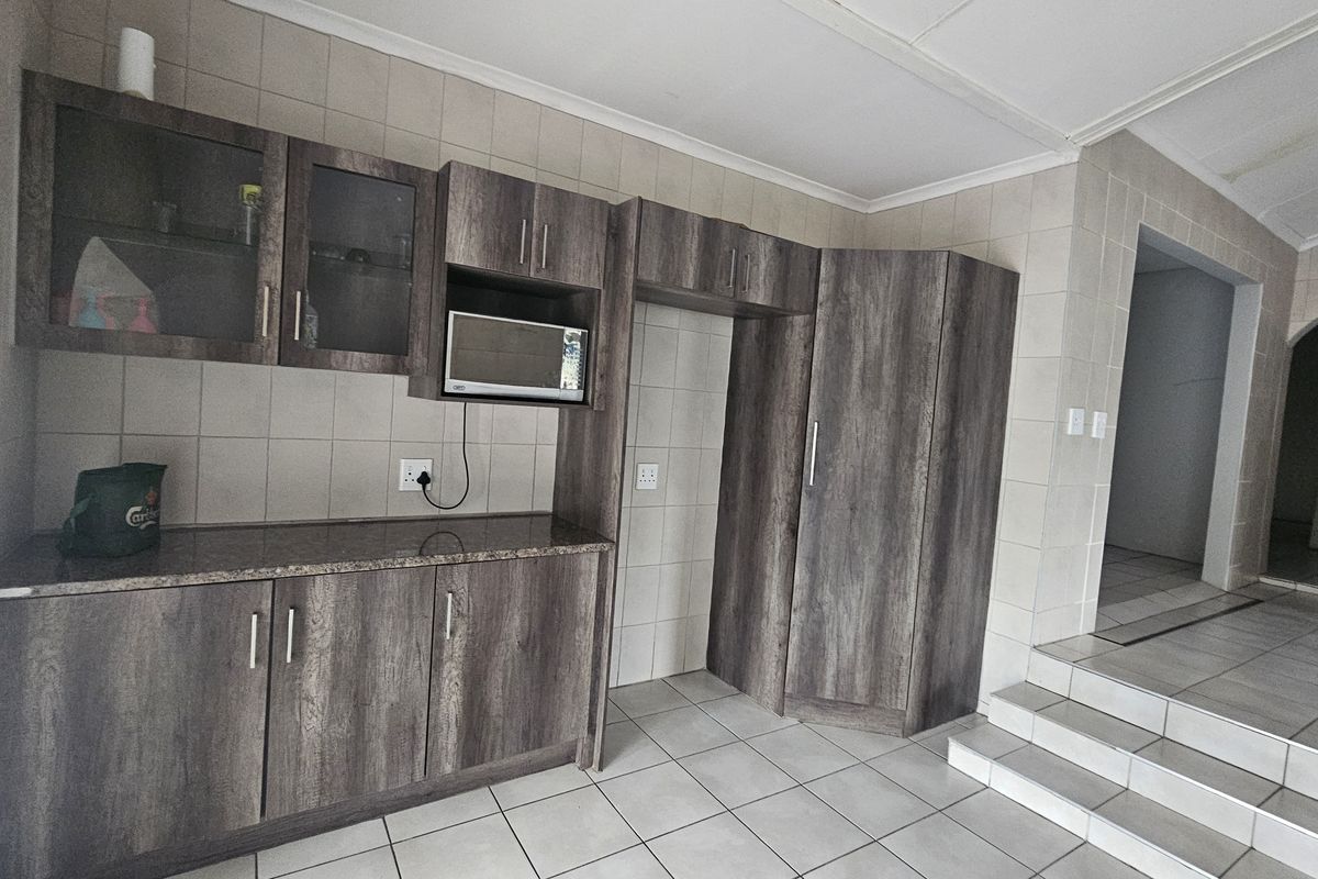 Charming 3-Bedroom Family Home with Versatile Living Spaces - Photo 5