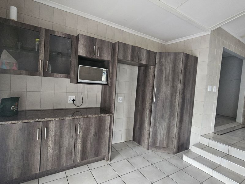 Charming 3-Bedroom Family Home with Versatile Living Spaces - Photo 5