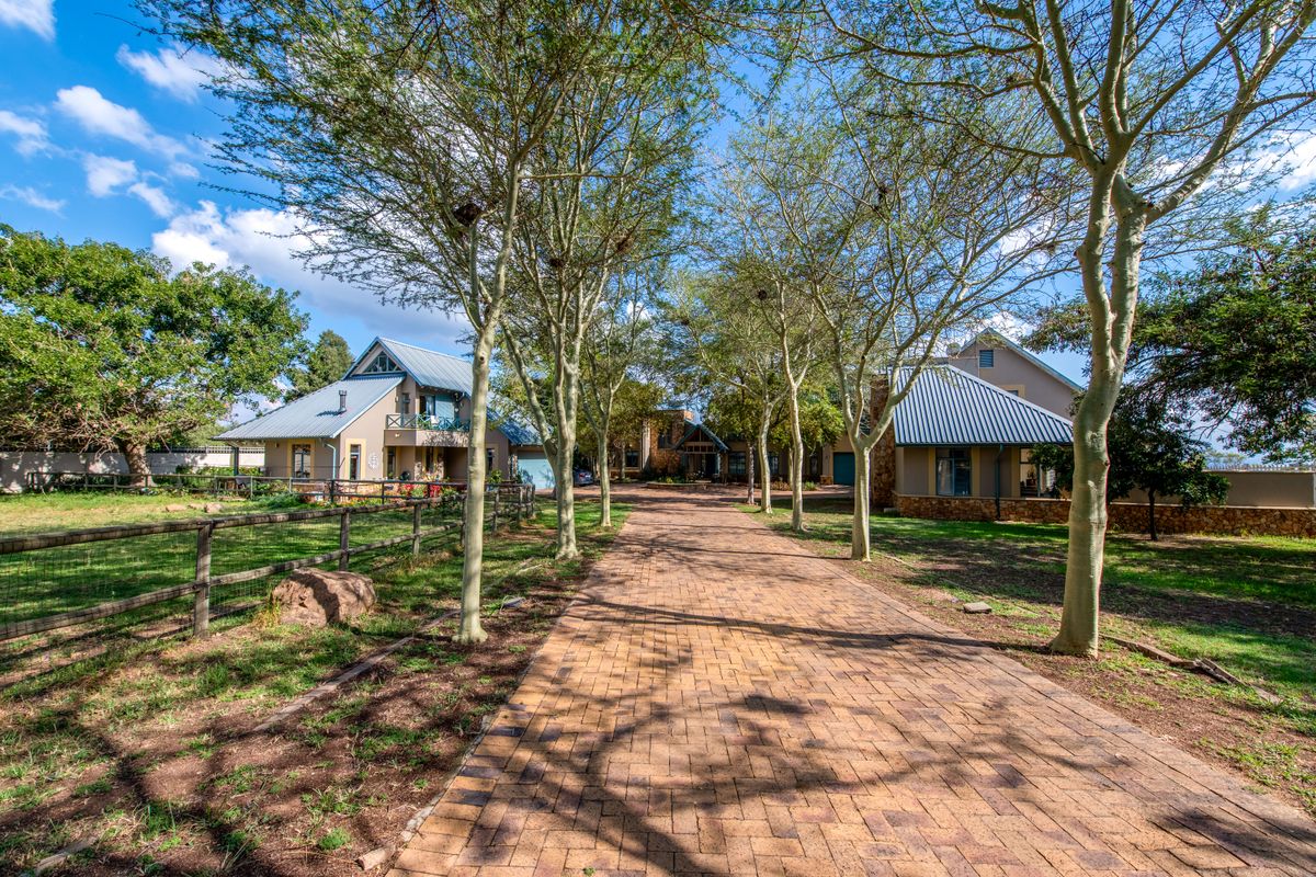 3-Bedroom Home with Two Cottages – The Lifestyle Property You’ve Been Waiting For! - Photo 4