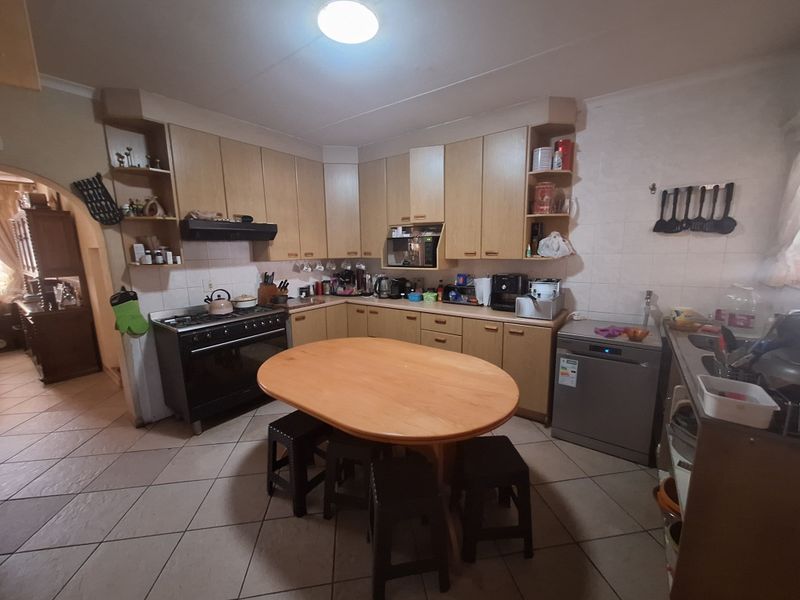 SPACIOUS FAMILY HOME IN PRIME LOCATION - Photo 8