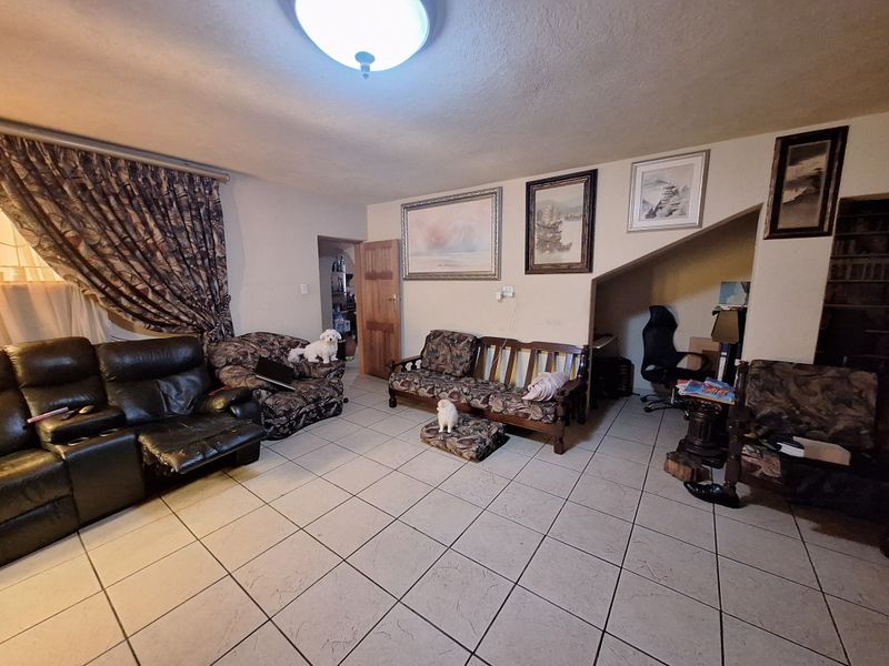 SPACIOUS FAMILY HOME IN PRIME LOCATION - Photo 7