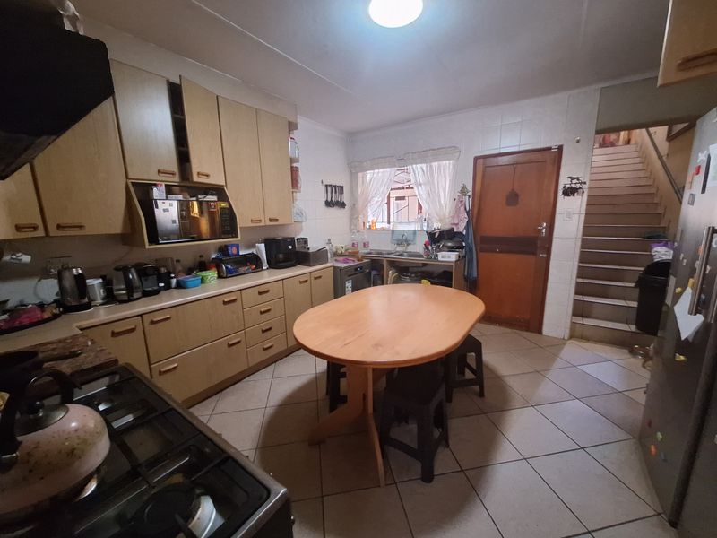 SPACIOUS FAMILY HOME IN PRIME LOCATION - Photo 9