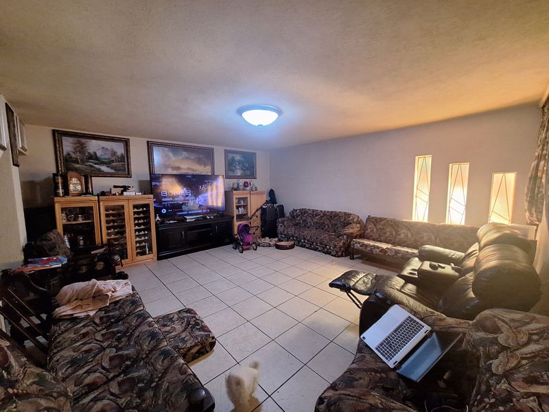 SPACIOUS FAMILY HOME IN PRIME LOCATION - Photo 6