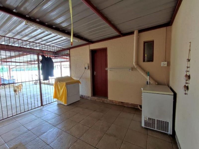 SPACIOUS FAMILY HOME IN PRIME LOCATION - Photo 10