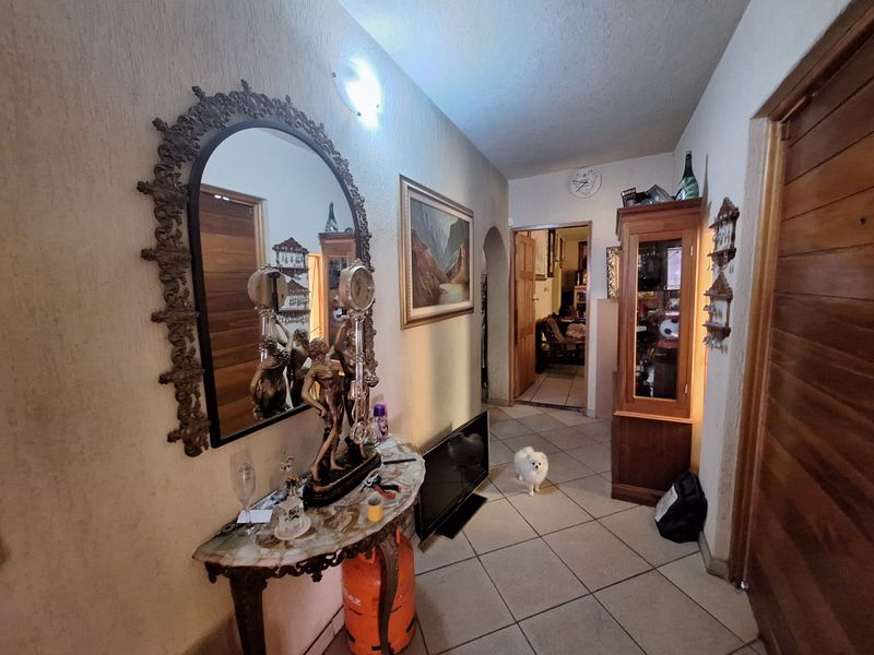 SPACIOUS FAMILY HOME IN PRIME LOCATION - Photo 2