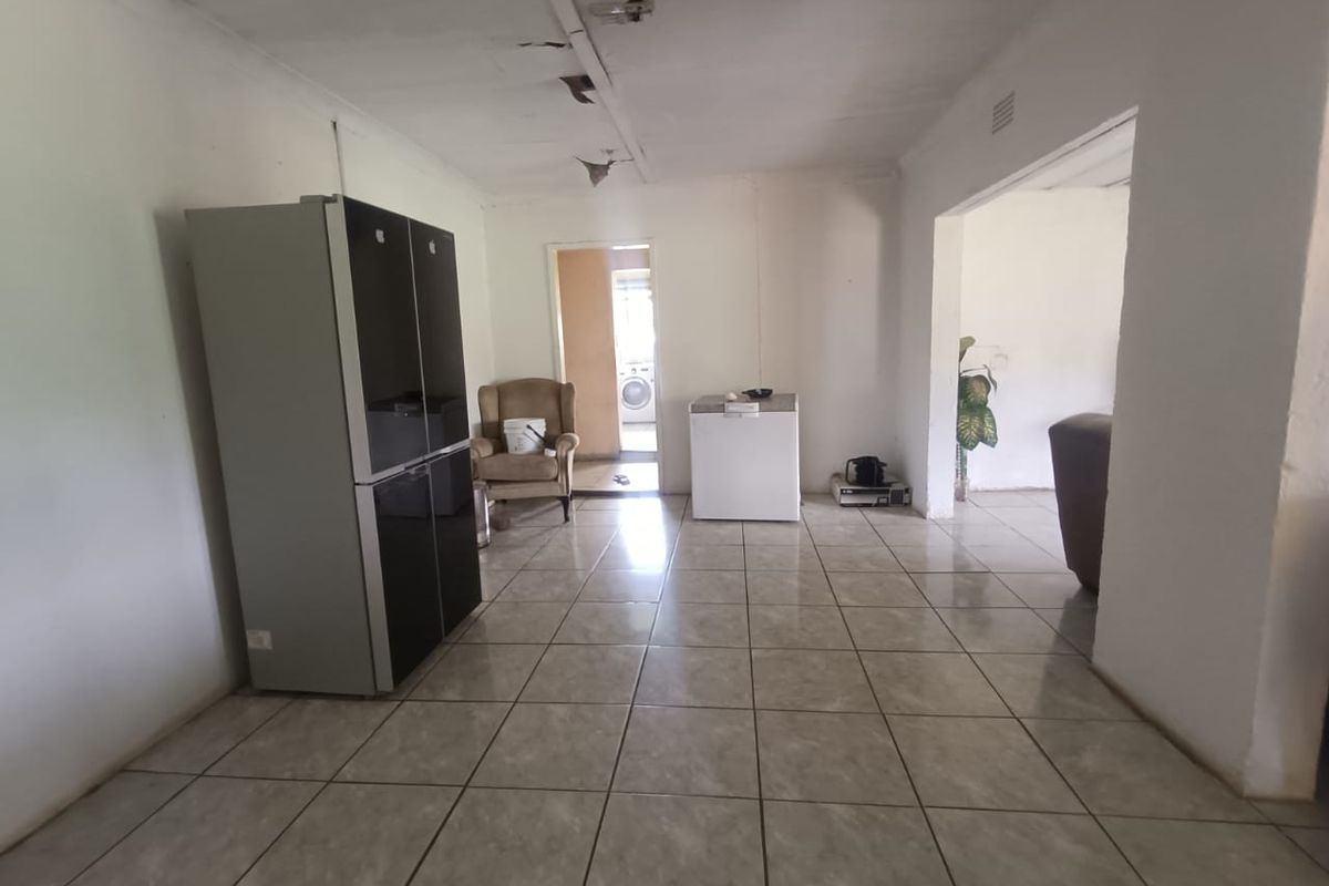 Spacious 3-Bedroom Family Home on a Prime Plot for Sale - Photo 5