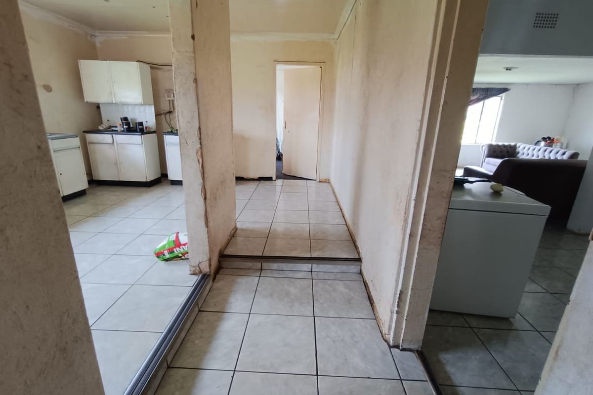 Spacious 3-Bedroom Family Home on a Prime Plot for Sale - Photo 4