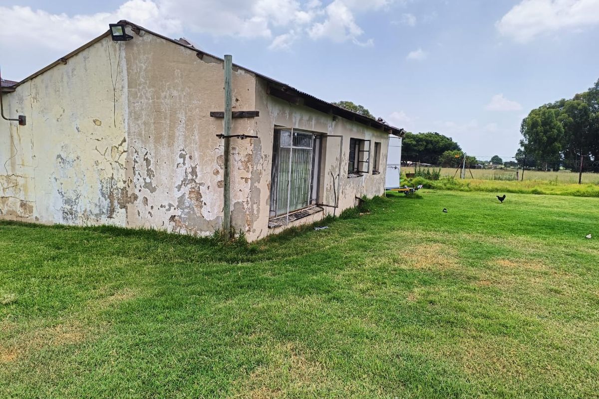 Spacious 3-Bedroom Family Home on a Prime Plot for Sale - Photo 3