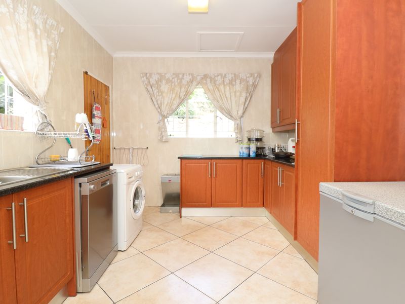 4 BEDROOM HOUSE PLUS 1 BEDROOM FLATLET IN ROODEKRANS R25 000 PM - Photo 8