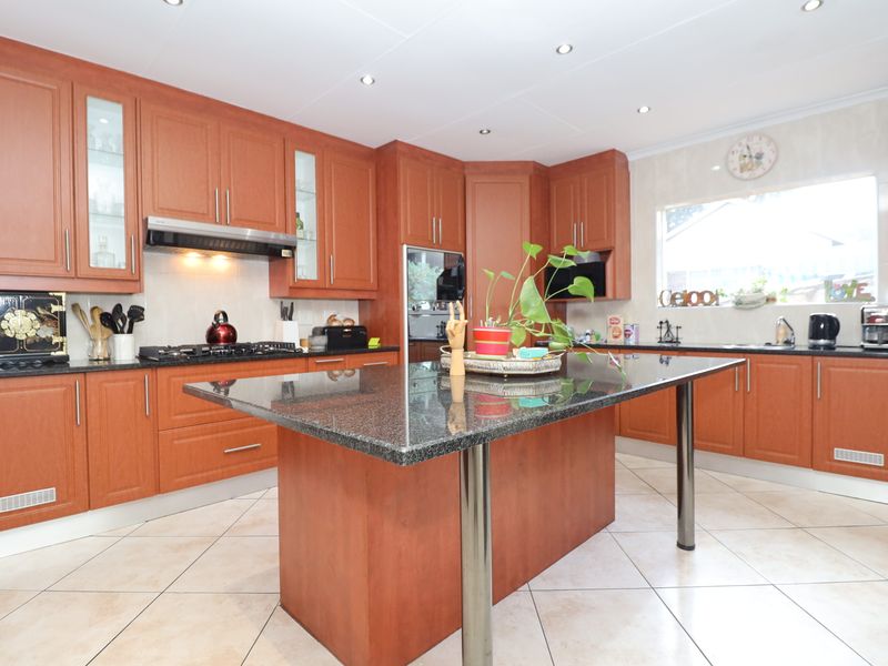 4 BEDROOM HOUSE PLUS 1 BEDROOM FLATLET IN ROODEKRANS R25 000 PM - Photo 7