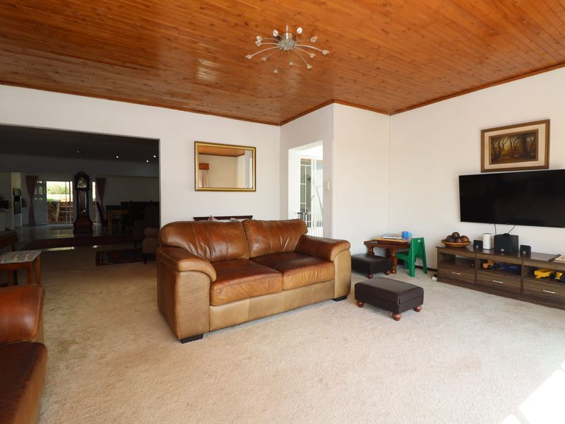 4 BEDROOM HOUSE PLUS 1 BEDROOM FLATLET IN ROODEKRANS R25 000 PM - Photo 10