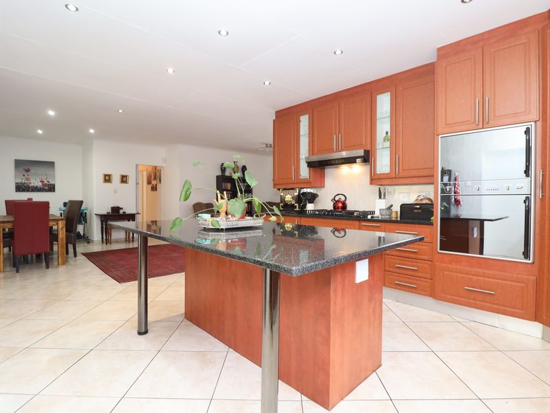 4 BEDROOM HOUSE PLUS 1 BEDROOM FLATLET IN ROODEKRANS R25 000 PM - Photo 5