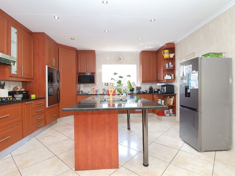 4 BEDROOM HOUSE PLUS 1 BEDROOM FLATLET IN ROODEKRANS R25 000 PM - Photo 6