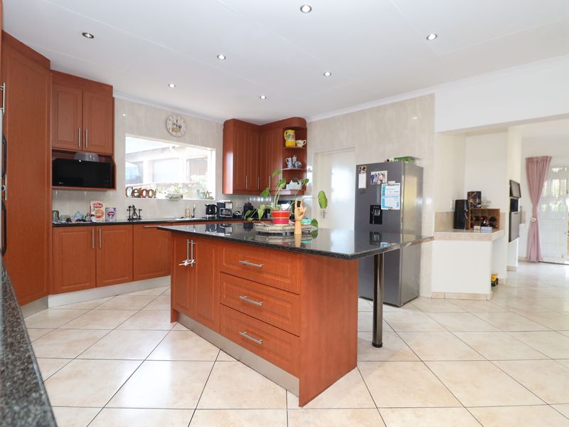 4 BEDROOM HOUSE PLUS 1 BEDROOM FLATLET IN ROODEKRANS R25 000 PM - Photo 4