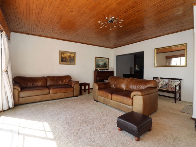 4 BEDROOM HOUSE PLUS 1 BEDROOM FLATLET IN ROODEKRANS R25 000 PM - Photo 9