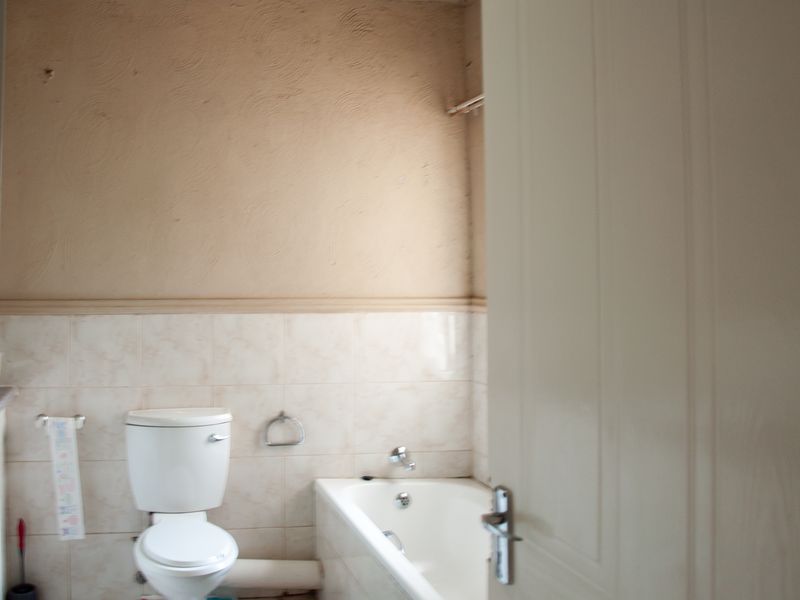 Attractive First Floor Apartment in Eton Close Complex - Photo 6