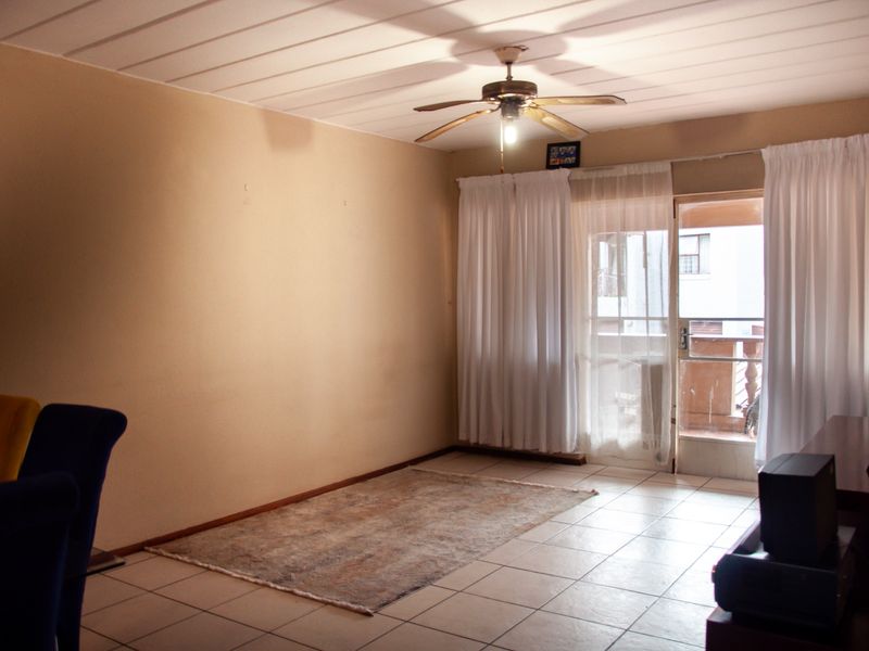 Attractive First Floor Apartment in Eton Close Complex - Photo 2