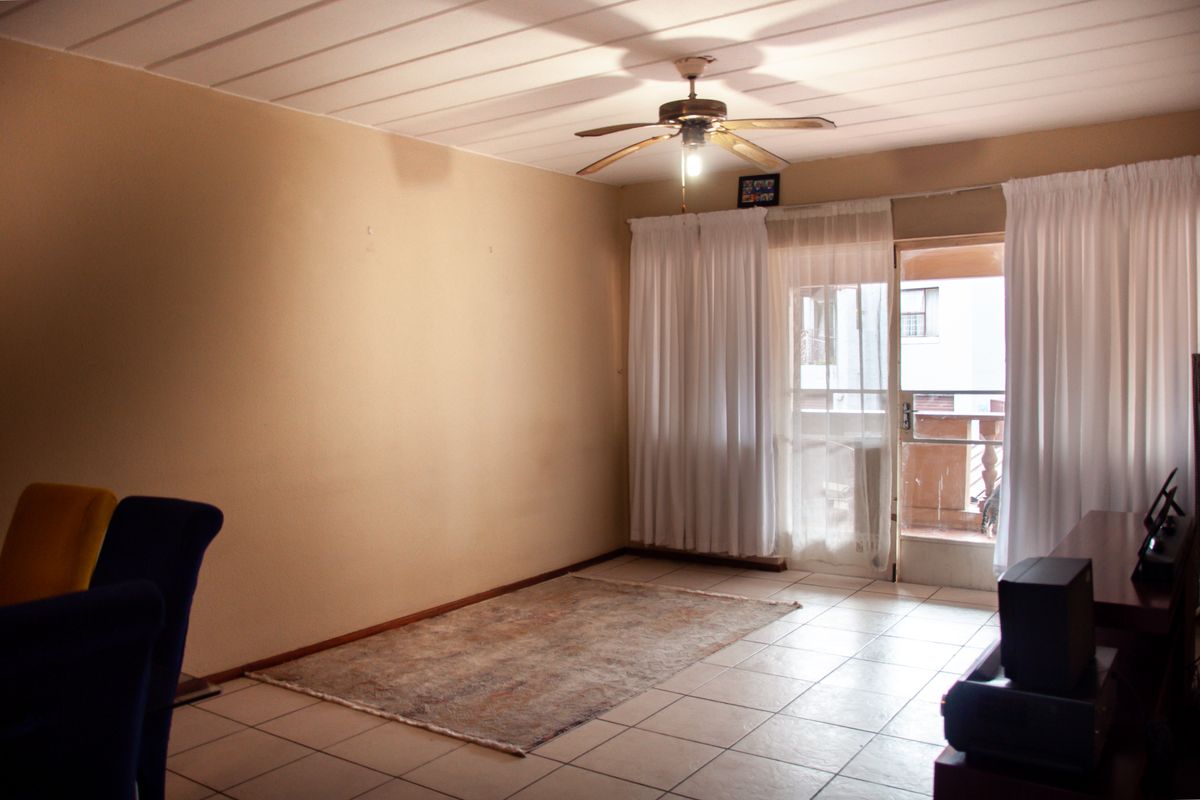 Attractive First Floor Apartment in Eton Close Complex - Photo 2