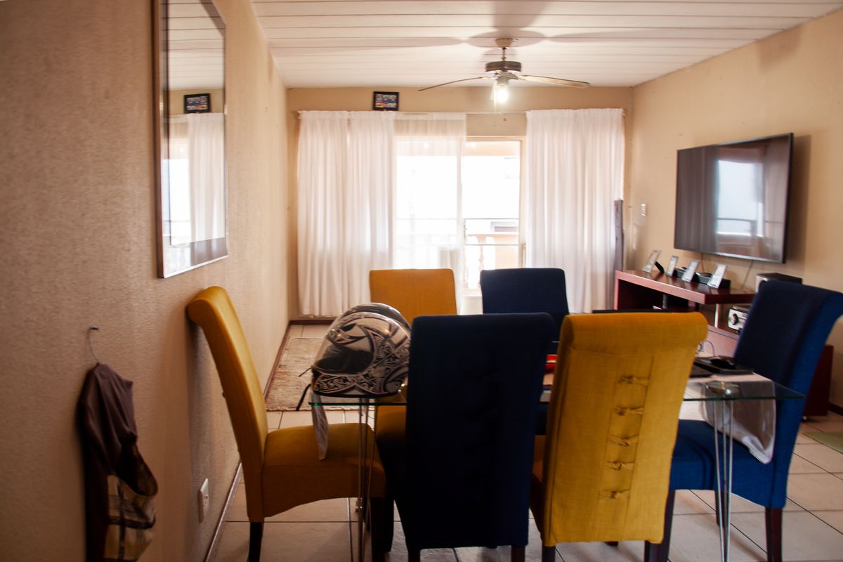 Attractive First Floor Apartment in Eton Close Complex - Photo 3