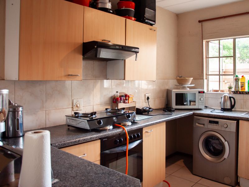 Attractive First Floor Apartment in Eton Close Complex - Photo 5