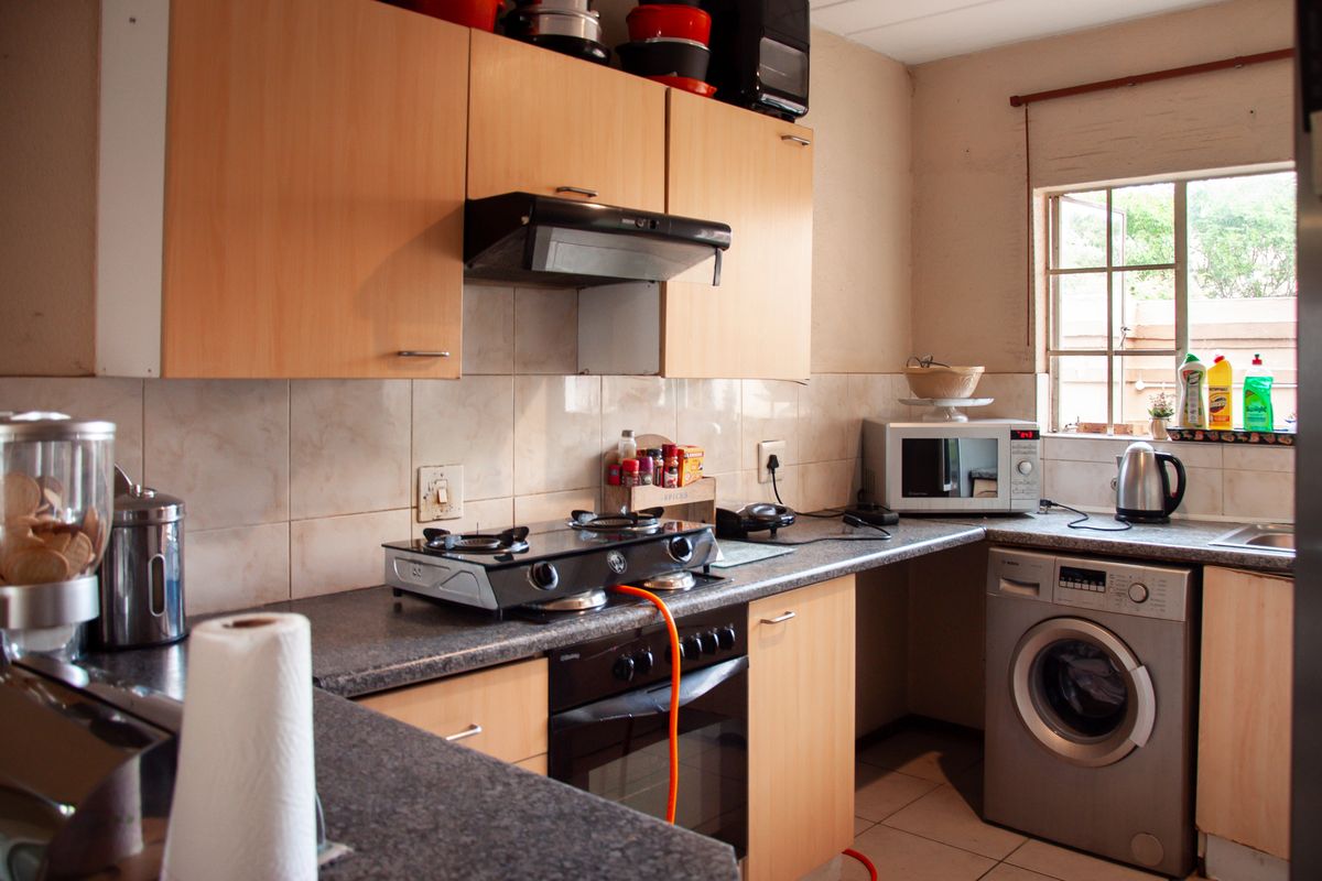 Attractive First Floor Apartment in Eton Close Complex - Photo 5