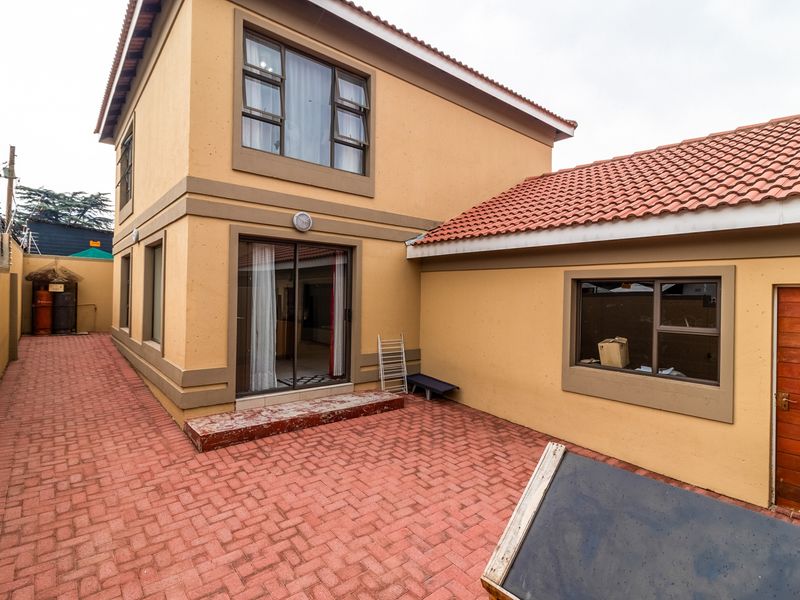 Stylish Duplex – Modern Comfort Living - Photo 3