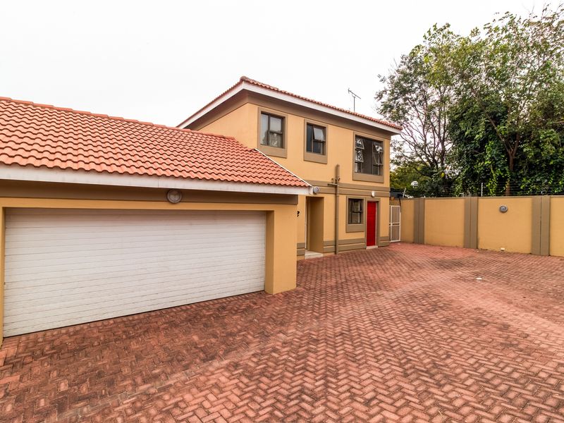 Stylish Duplex – Modern Comfort Living - Photo 2