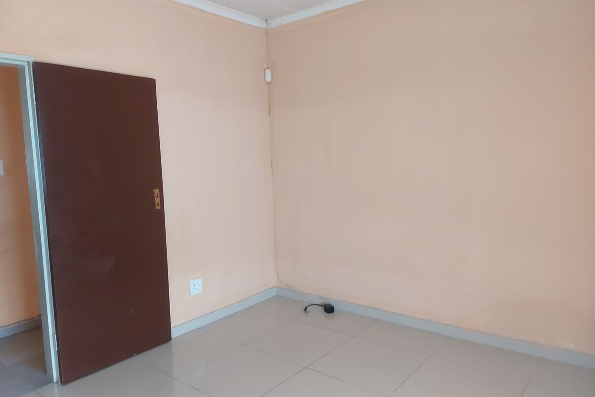 3 BEDROOM HOUSE WITH 1 BEDROOM FLATLET FOR SALE AT EAST END, RUSTENBURG - Photo 4