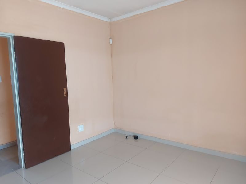 3 BEDROOM HOUSE WITH 1 BEDROOM FLATLET FOR SALE AT EAST END, RUSTENBURG - Photo 4