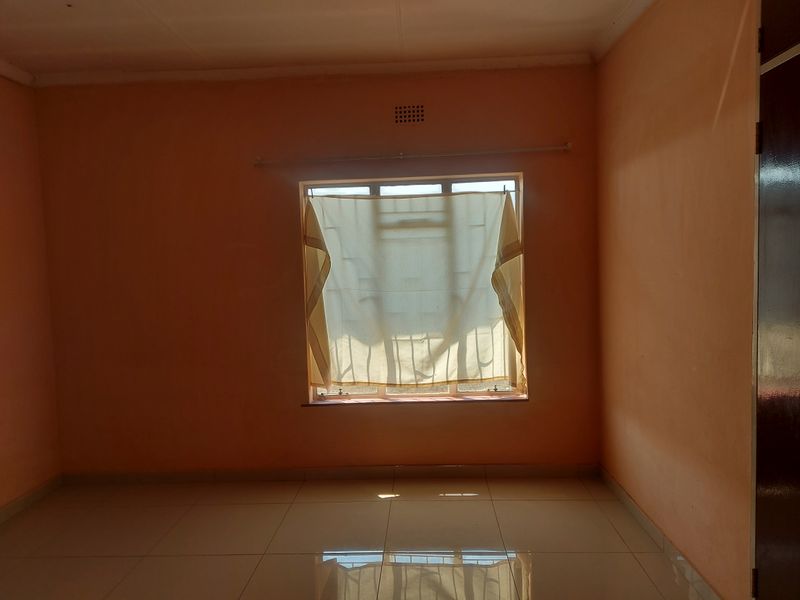 3 BEDROOM HOUSE WITH 1 BEDROOM FLATLET FOR SALE AT EAST END, RUSTENBURG - Photo 5