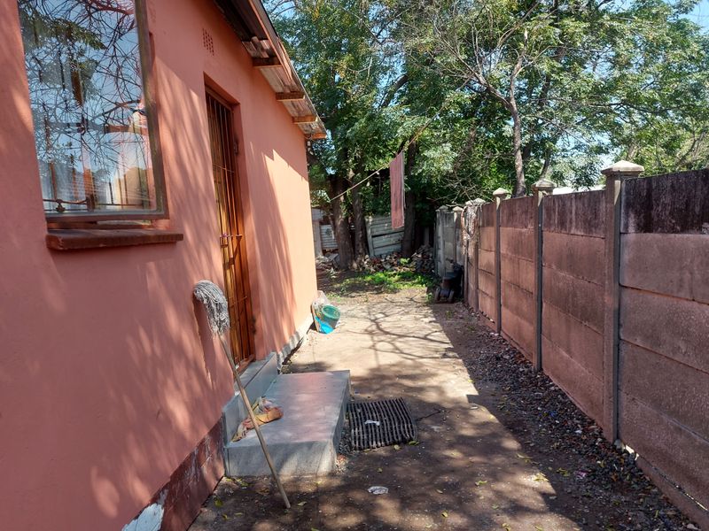 3 BEDROOM HOUSE WITH 1 BEDROOM FLATLET FOR SALE AT EAST END, RUSTENBURG - Photo 1