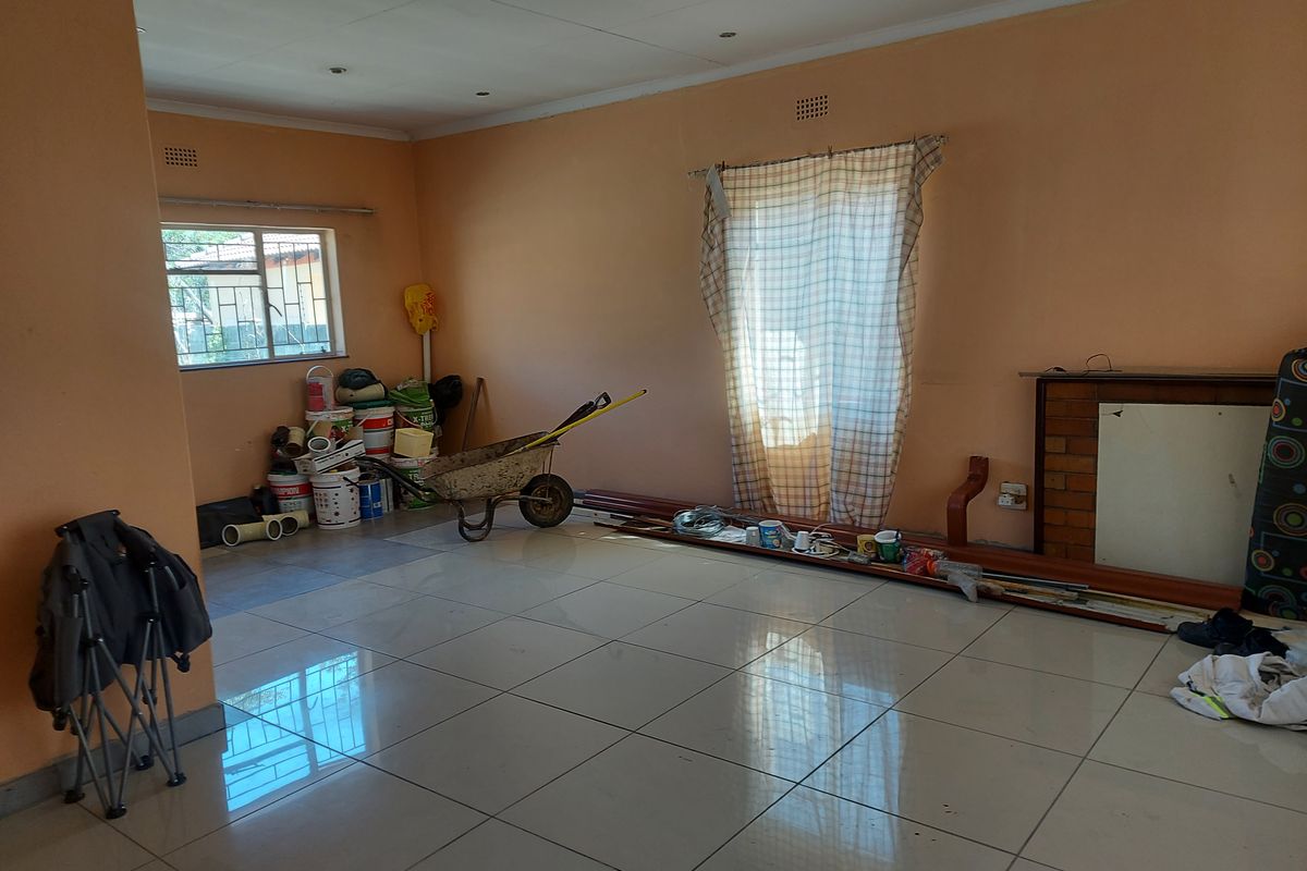 3 BEDROOM HOUSE WITH 1 BEDROOM FLATLET FOR SALE AT EAST END, RUSTENBURG - Photo 2