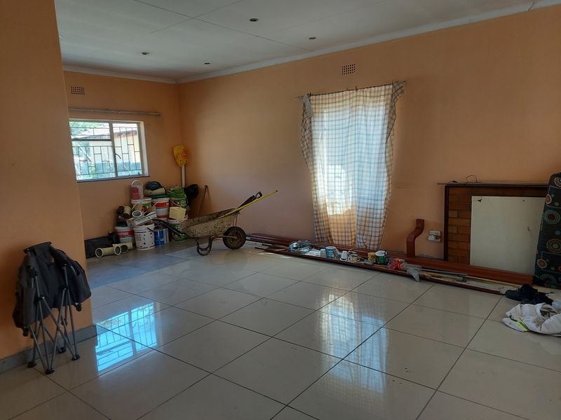 3 BEDROOM HOUSE WITH 1 BEDROOM FLATLET FOR SALE AT EAST END, RUSTENBURG - Photo 2