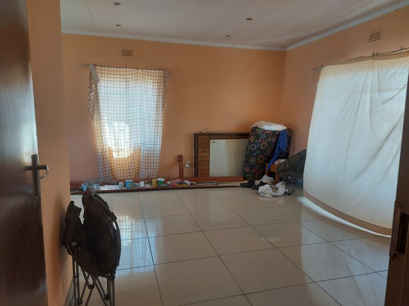 3 BEDROOM HOUSE WITH 1 BEDROOM FLATLET FOR SALE AT EAST END, RUSTENBURG - Photo 3