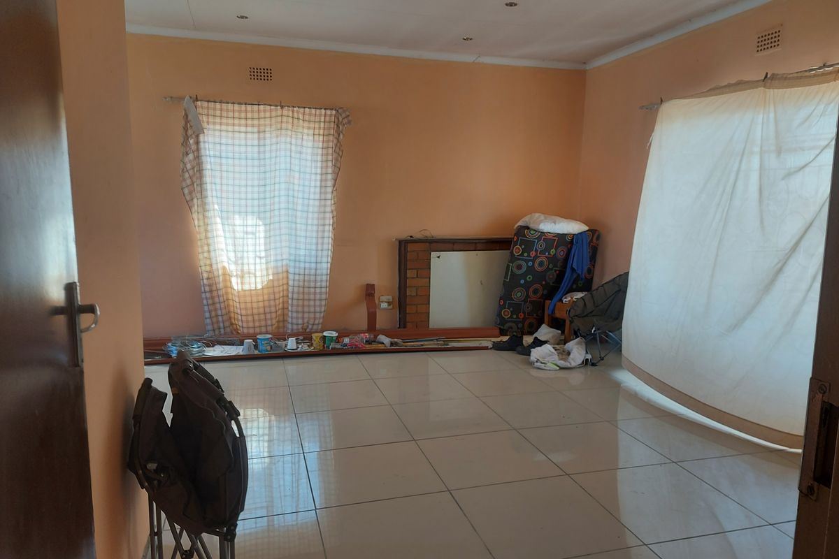 3 BEDROOM HOUSE WITH 1 BEDROOM FLATLET FOR SALE AT EAST END, RUSTENBURG - Photo 2