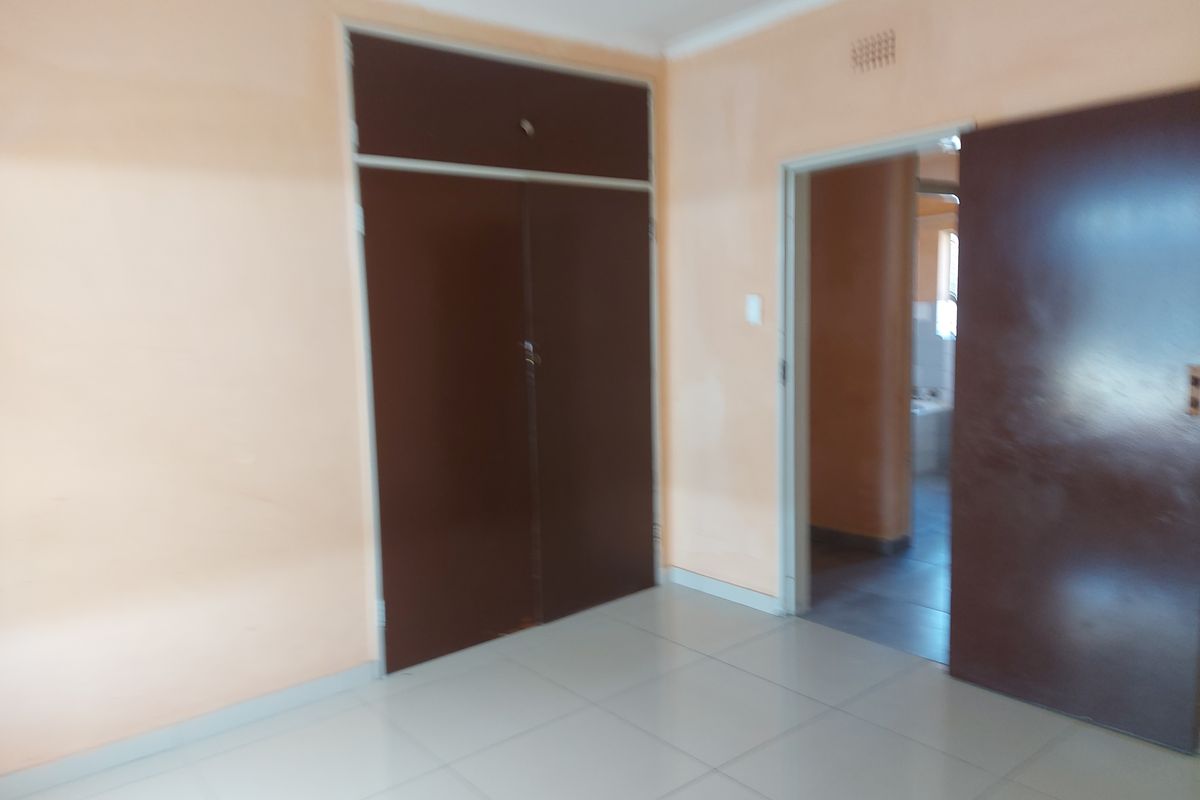 3 BEDROOM HOUSE WITH 1 BEDROOM FLATLET FOR SALE AT EAST END, RUSTENBURG - Photo 5
