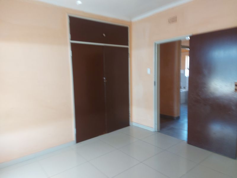 3 BEDROOM HOUSE WITH 1 BEDROOM FLATLET FOR SALE AT EAST END, RUSTENBURG - Photo 5