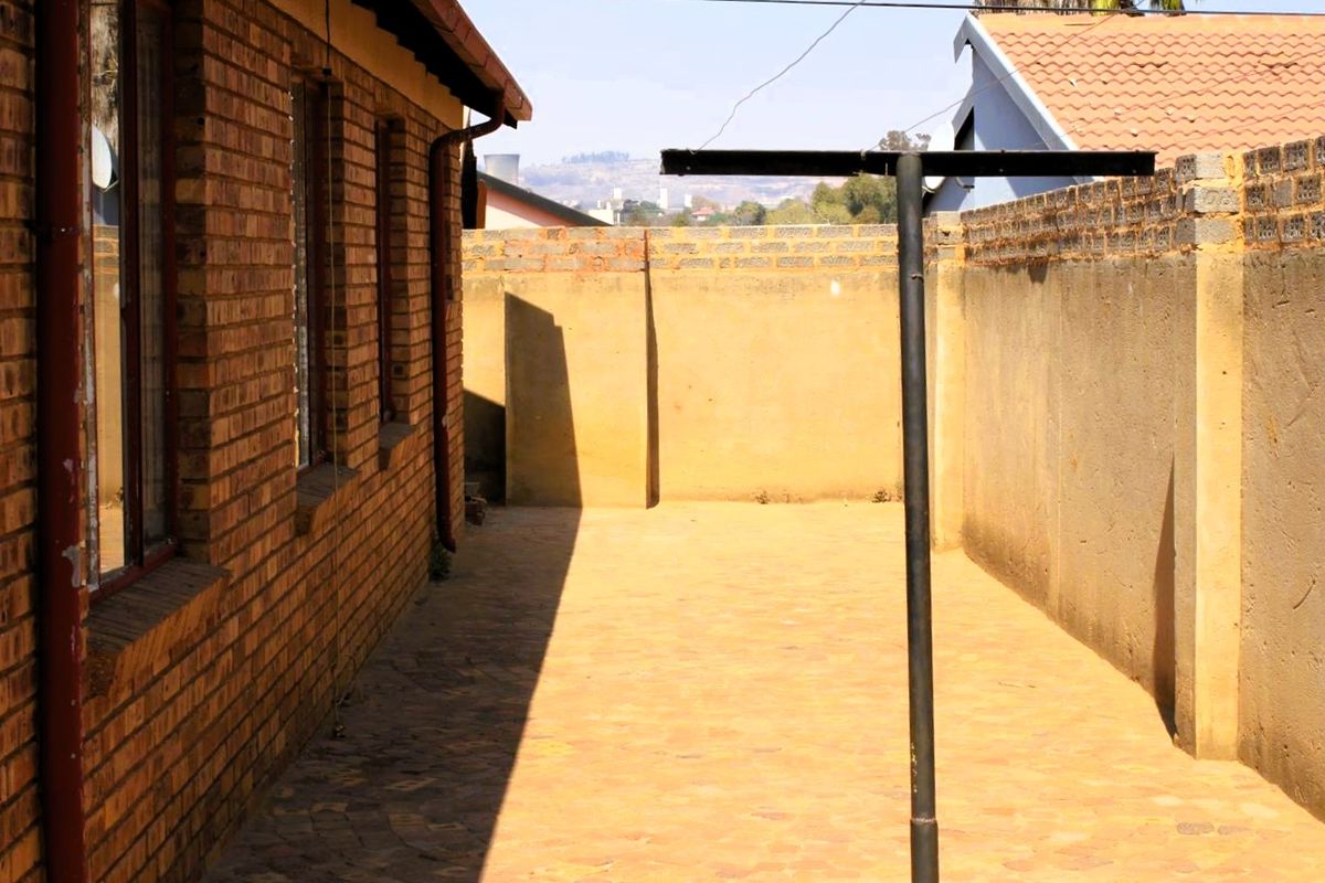 Spacious 3-Bedroom Home for Sale in Phillip Nel Park – Great Investment Potential - Photo 2