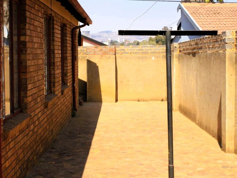 Spacious 3-Bedroom Home for Sale in Phillip Nel Park – Great Investment Potential - Photo 2