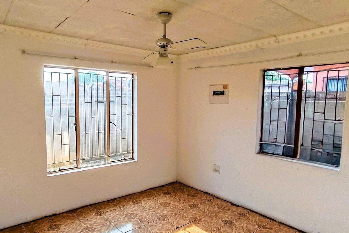 Spacious 3-Bedroom Home for Sale in Phillip Nel Park – Great Investment Potential - Photo 4